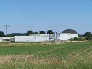 Biogasanlage zwischen (blauem) Himmel und Erde (Acker)